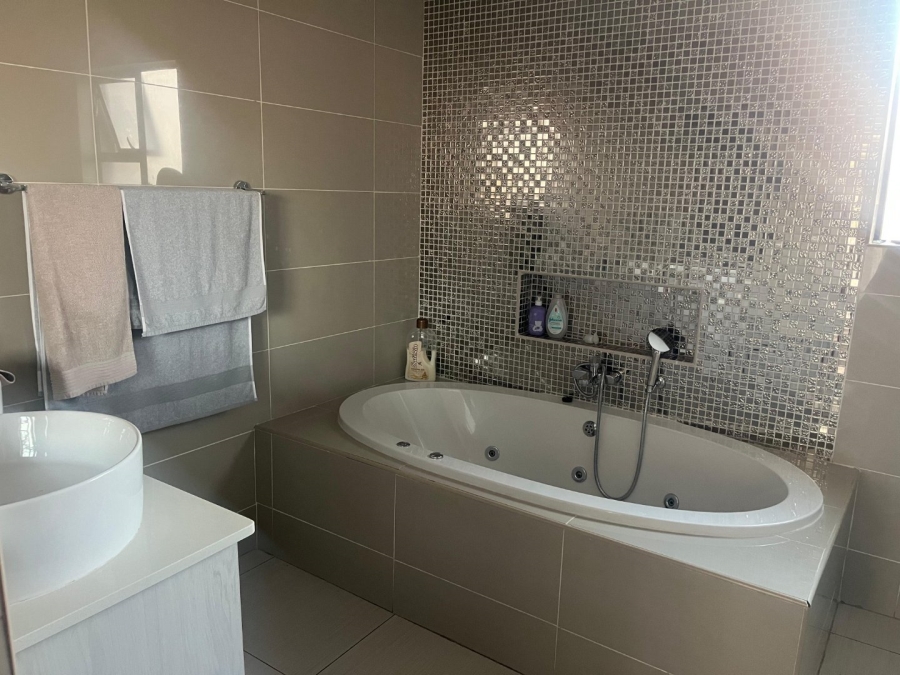 4 Bedroom Property for Sale in Heuwelsig Free State
